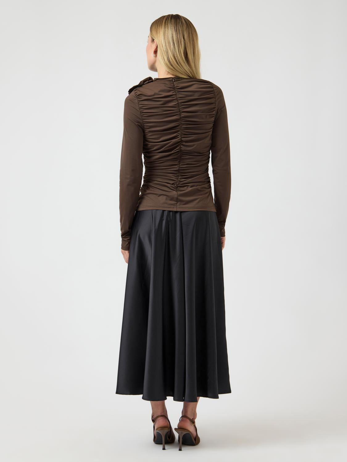 model_shot-back